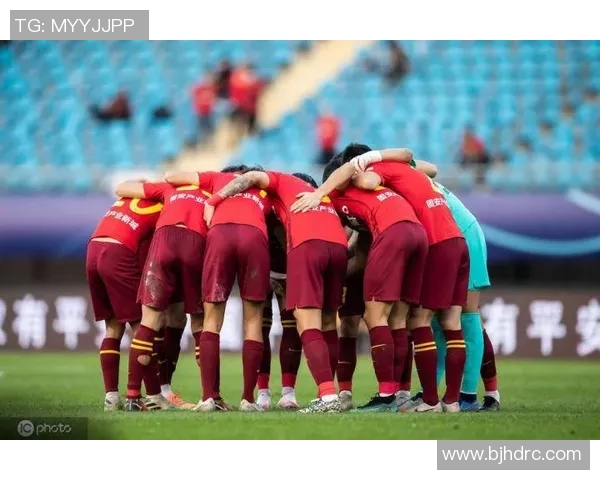 足球第四官员的职责与影响力解析及其在比赛中的重要角色